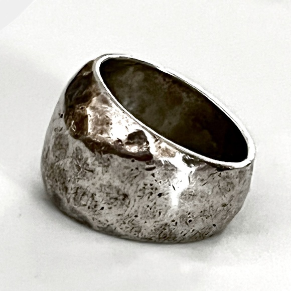 🗝️ Vintage Sterling Silver Hammered Pattern Asymmetric Band / Ring - Picture 2 of 5